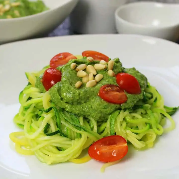 Zoodles mit Avocado Pesto