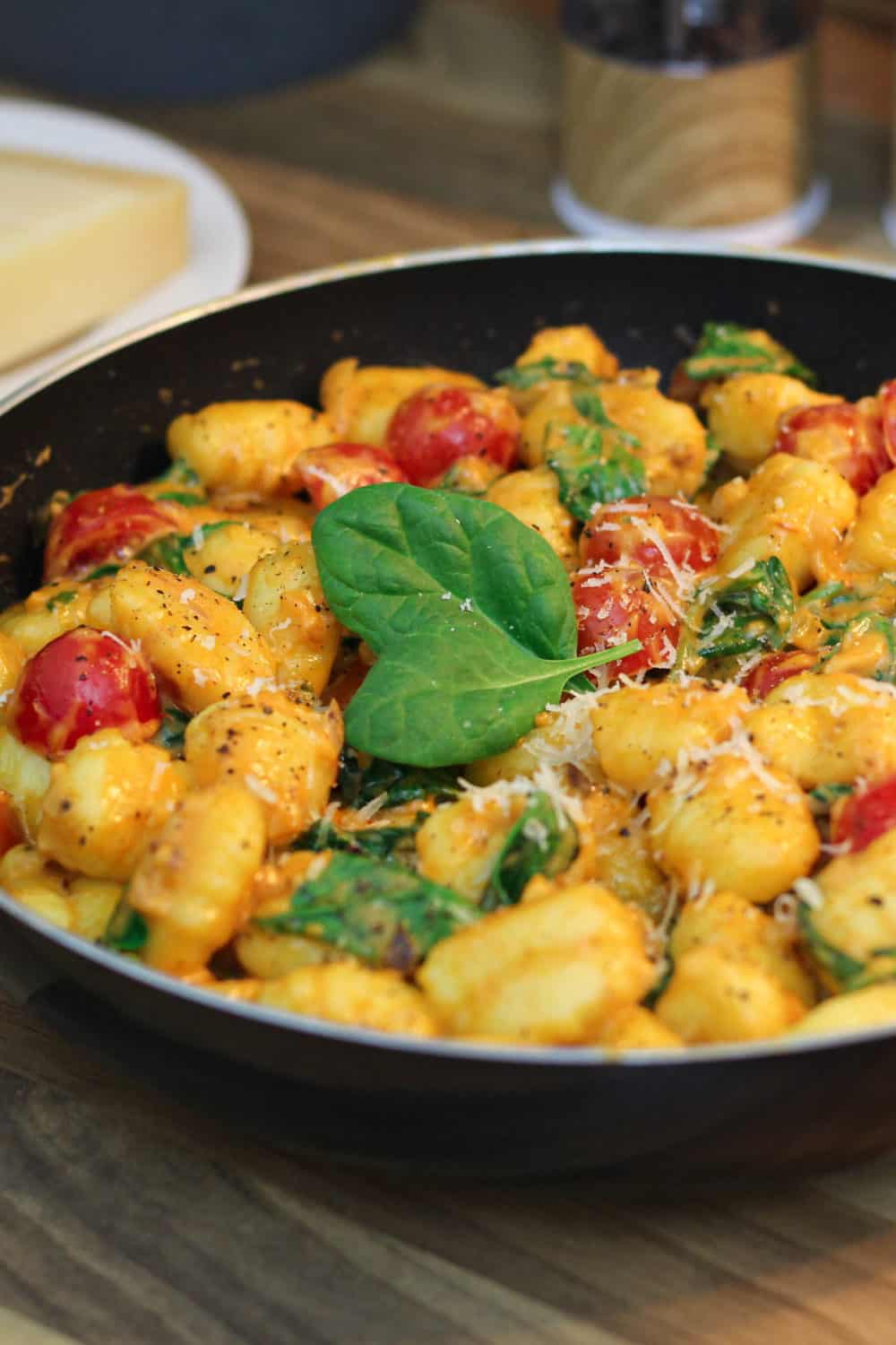 Gnocchi Pfanne mit Spinat und Tomaten (Rezept einfach &amp; schnell)