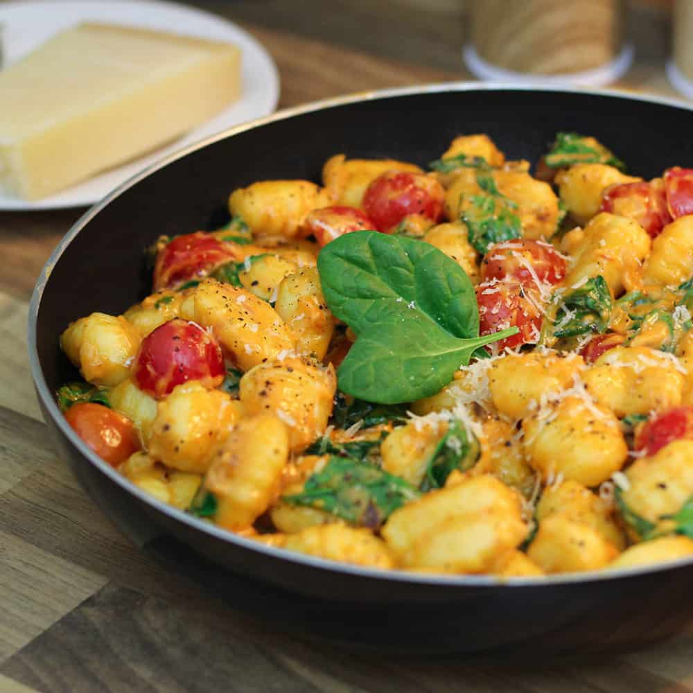 GNOCCHI PFANNE mit Spinat und Tomaten (einfaches Rezept) | CUISINI