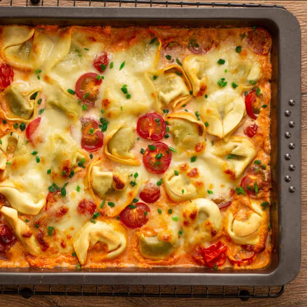 TORTELLINI AUFLAUF mit Tomaten &amp; Mozzarella (vegetarisches Rezept)