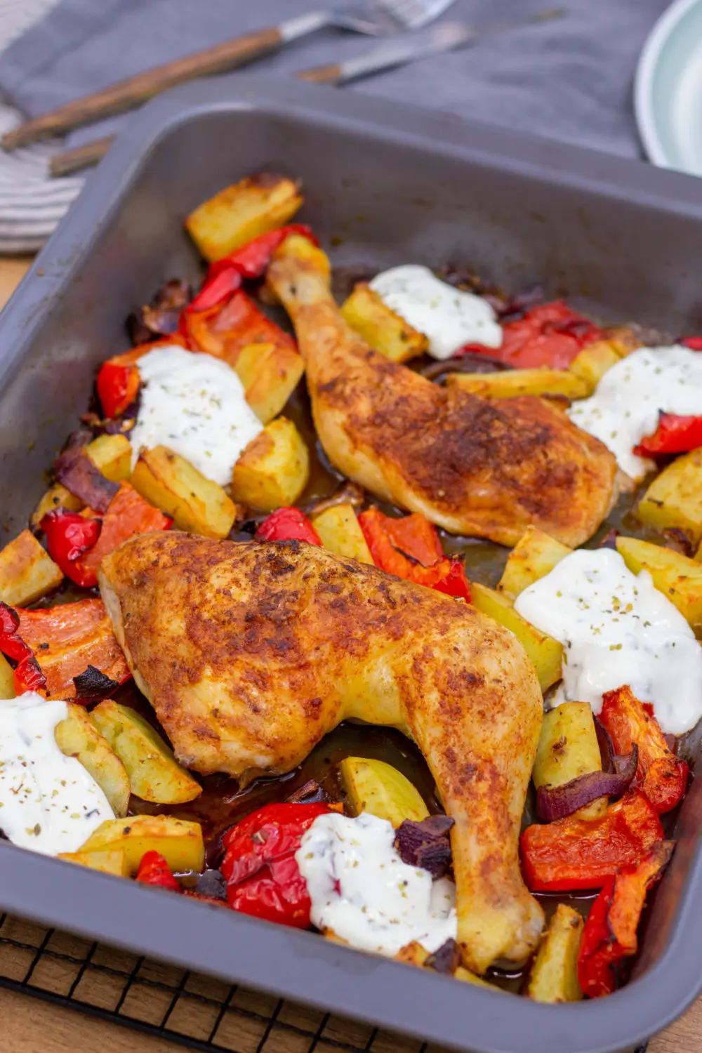 Hähnchenschenkel im Backofen mit Gemüse und Sour Cream knusprig gebacken