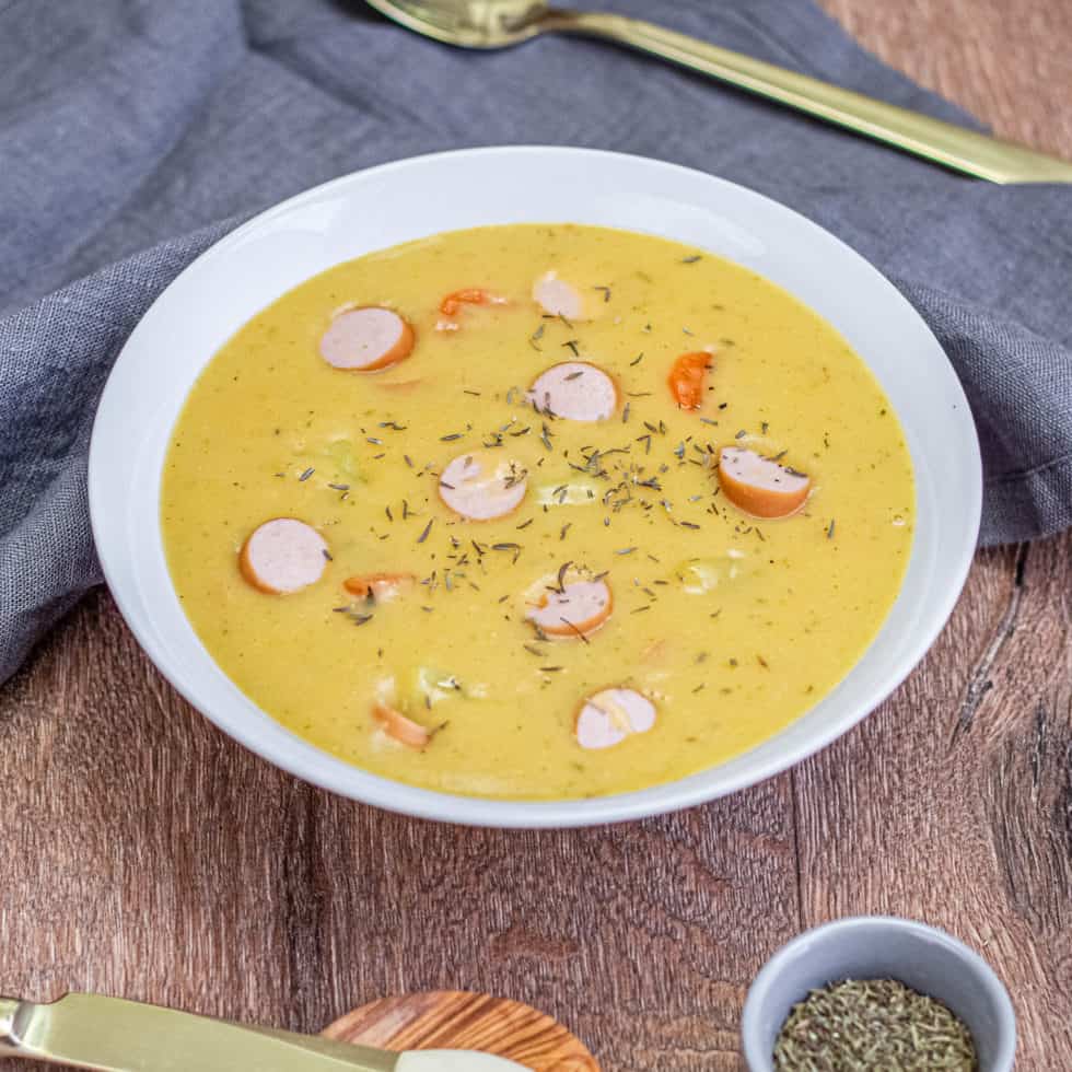 Kartoffelsuppe mit Würstchen wie von Oma (cremig &amp; einfach)