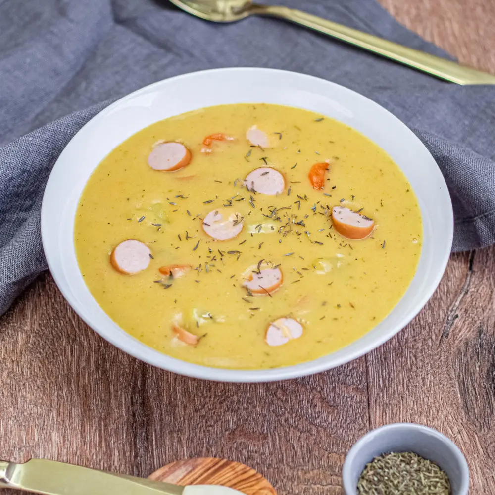 Diese Kartoffelsuppe mit Würstchen kannst du einfach selber machen. Zwei Zutaten machen das Rezept besonders cremig und lecker. Aber auch ohne Würstchen schmeckt die Kartoffelsuppe wunderbar würzig und ist somit auch für Vegetarier geeignet.