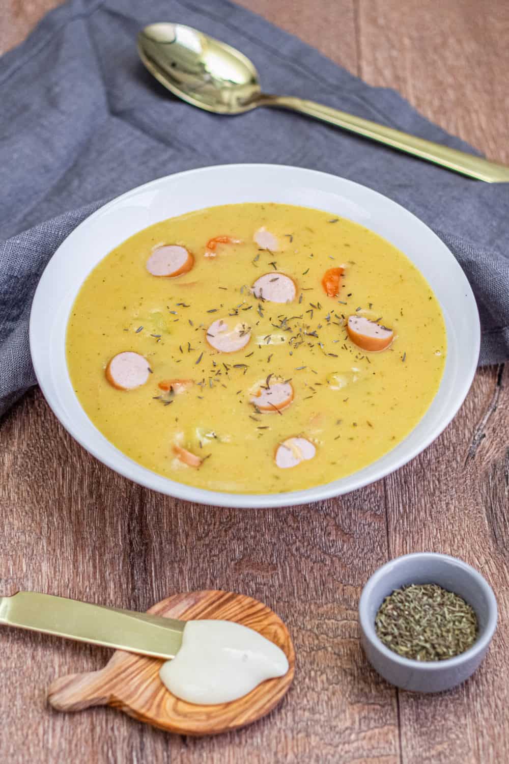 Kartoffelsuppe mit Würstchen wie von Oma (cremig &amp; einfach)