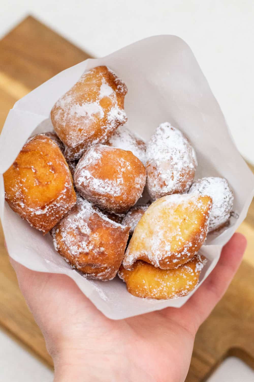 Dieses Schmalzgebäck Rezept wird aus einem Hefeteig gemacht und in Öl ausgebacken. Du kannst es zu Hause ganz einfach selber machen. Zum Schluss kommt extra viel Puderzucker drauf. Aus einer Papiertüte schmeckt der Schmalzkuchen am besten und wie vom Hamburger Dom oder Weihnachtsmarkt.