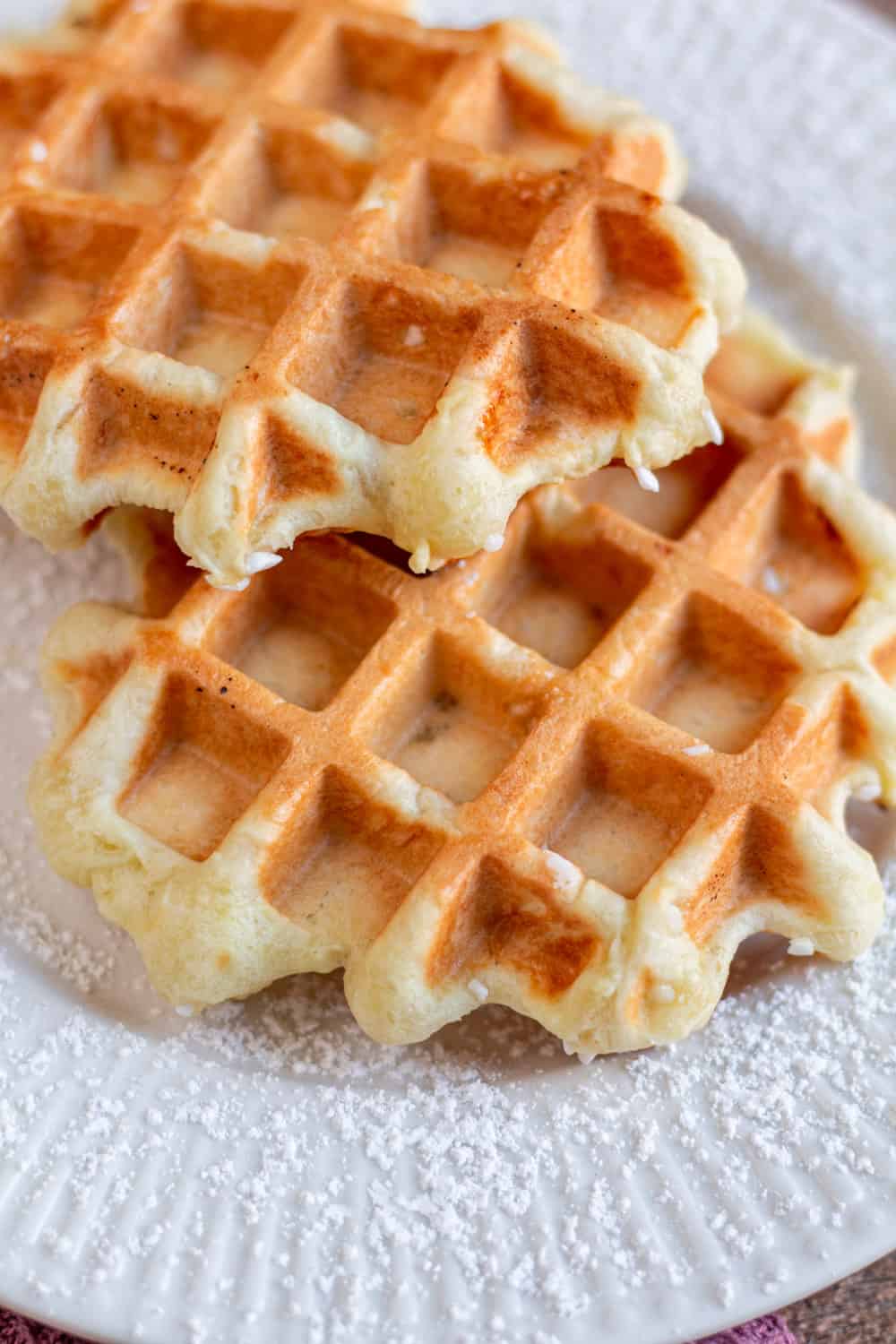 Bei diesem Waffel Rezept handelt es sich um das Original für Belgische Waffeln. Nach Lütticher Art werden sie mit Hefe und Hagelzucker zubereitet. So werden die einfachen Waffeln super fluffig von innen und knusprig von außen. Probier es unbedingt aus.