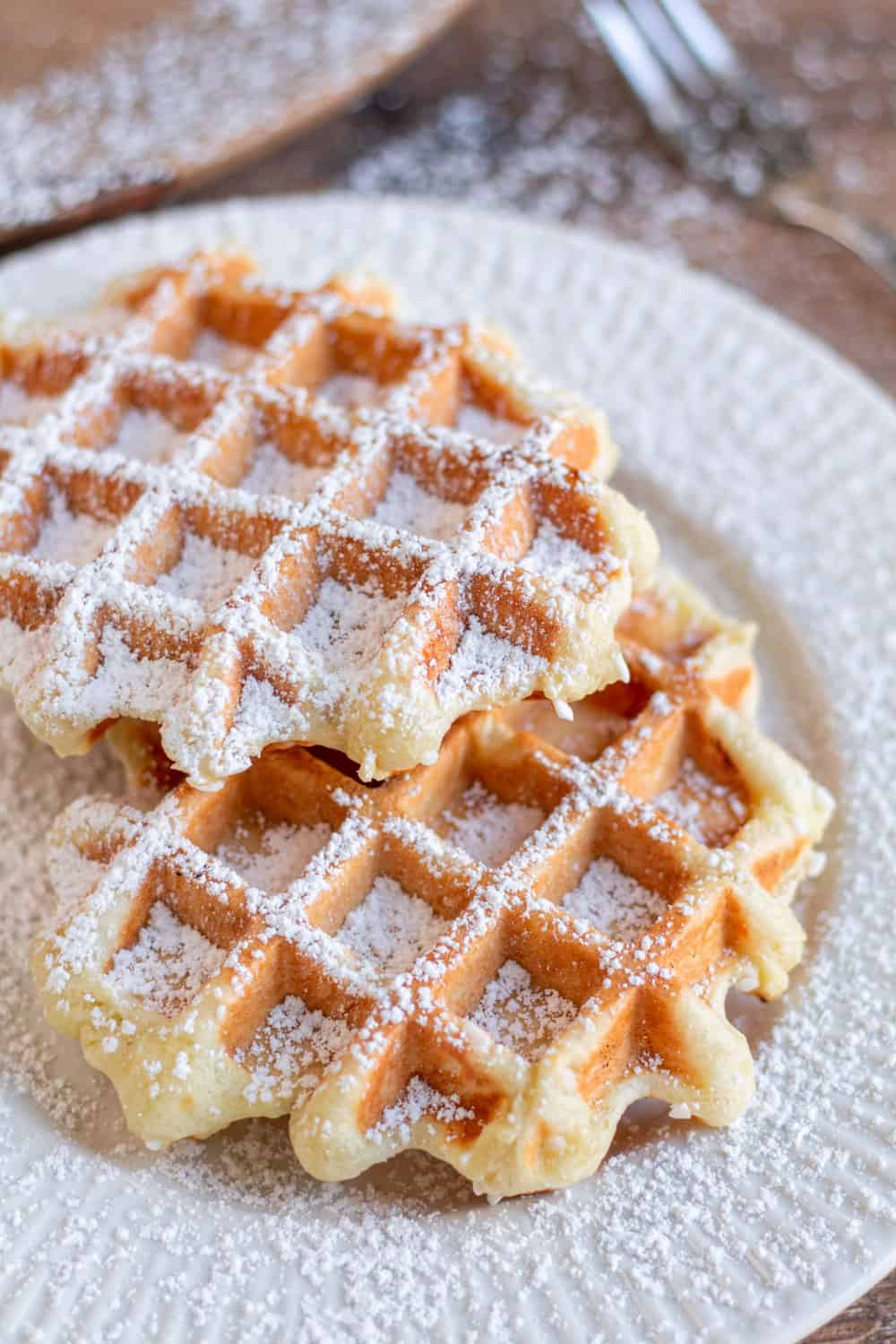 Bei diesem Waffel Rezept handelt es sich um das Original für Belgische Waffeln. Nach Lütticher Art werden sie mit Hefe und Hagelzucker zubereitet. So werden die einfachen Waffeln super fluffig von innen und knusprig von außen. Probier es unbedingt aus.