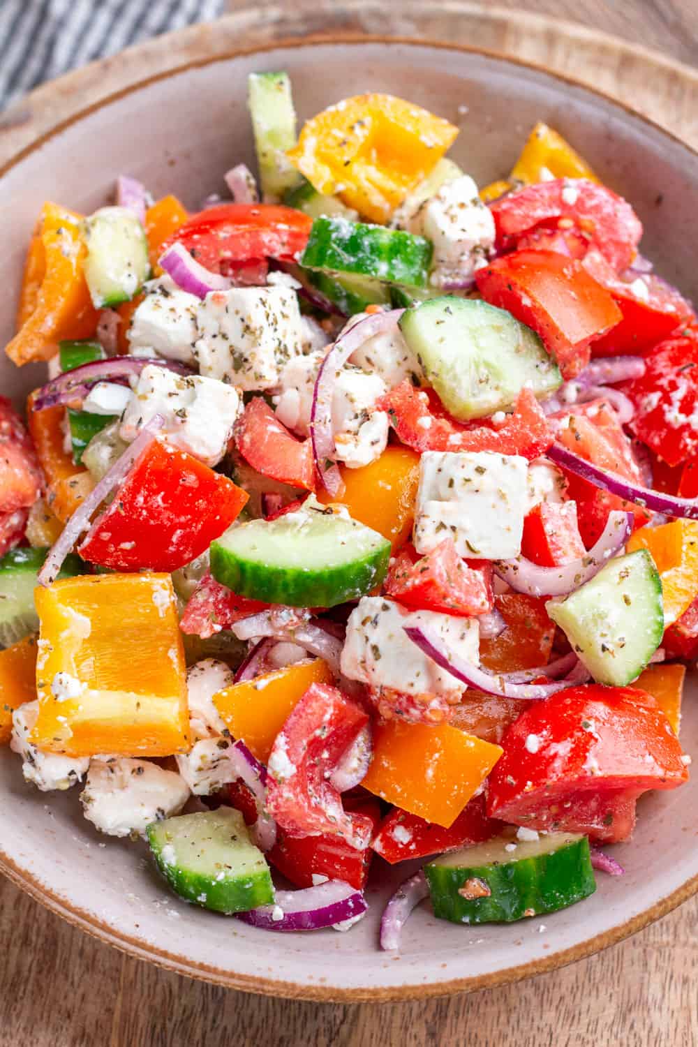 Dieser Salat ist so einfach und schnell gemacht. Denn beim griechischen Bauernsalat wird das Gemüse sowie der Feta nur in grobe Stücke geschnitten und mit einem einfachen Dressing serviert. Das perfekte Beilagen Rezept.