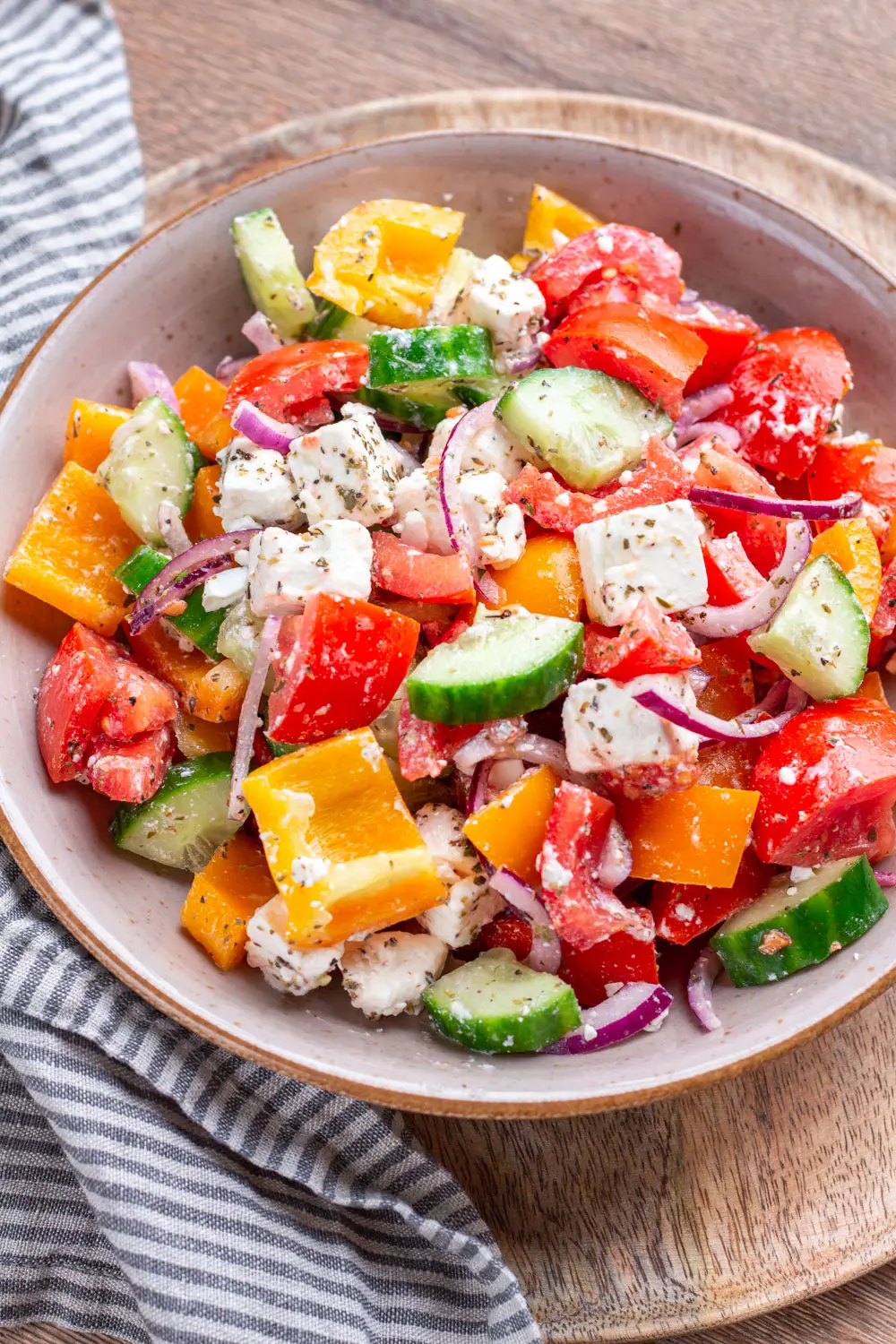 Dieser Salat ist so einfach und schnell gemacht. Denn beim griechischen Bauernsalat wird das Gemüse sowie der Feta nur in grobe Stücke geschnitten und mit einem einfachen Dressing serviert. Das perfekte Beilagen Rezept.