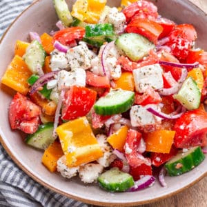 Dieser Salat ist so einfach und schnell gemacht. Denn beim griechischen Bauernsalat wird das Gemüse sowie der Feta nur in grobe Stücke geschnitten und mit einem einfachen Dressing serviert. Das perfekte Beilagen Rezept.