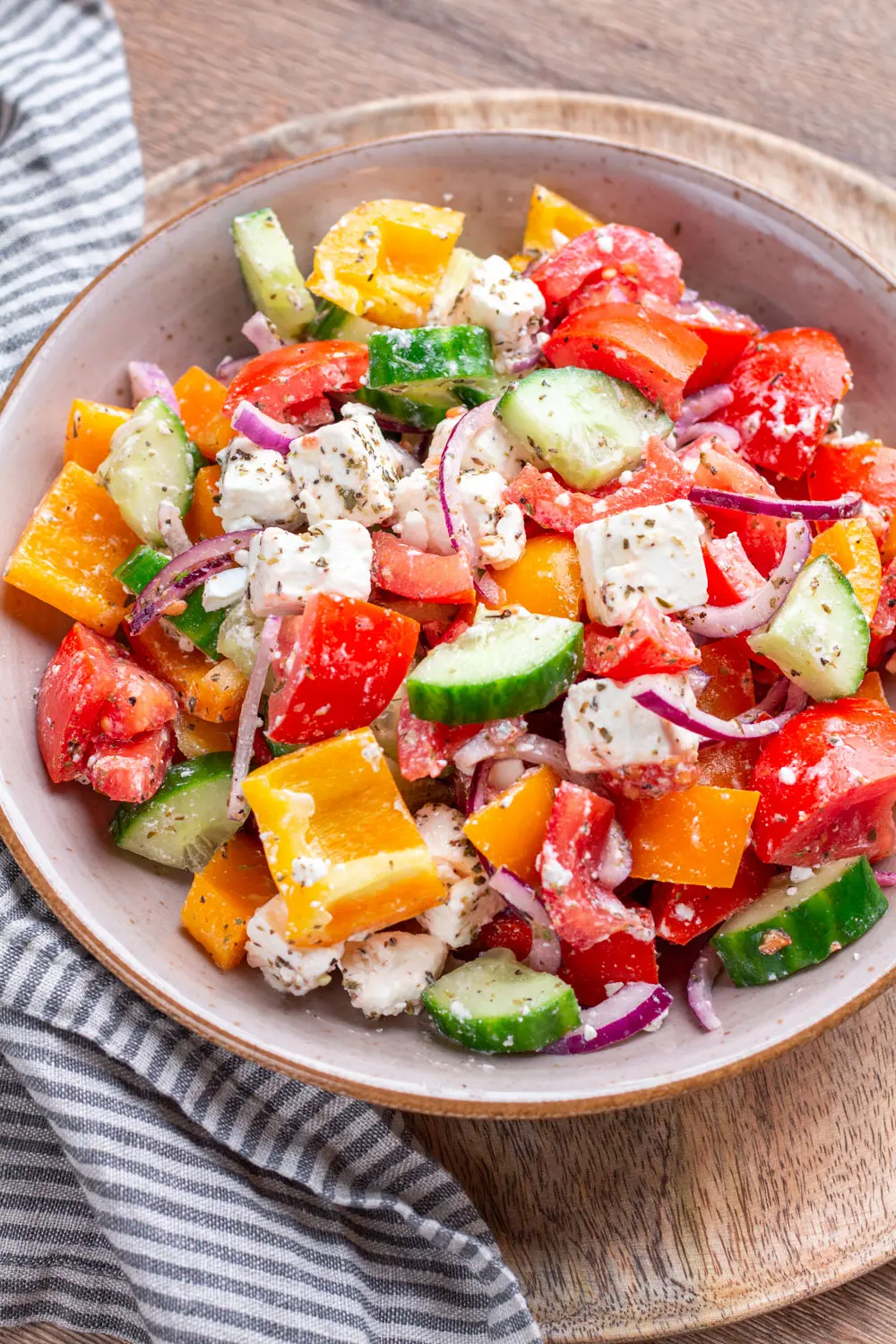 Dieser Salat ist so einfach und schnell gemacht. Denn beim griechischen Bauernsalat wird das Gemüse sowie der Feta nur in grobe Stücke geschnitten und mit einem einfachen Dressing serviert. Das perfekte Beilagen Rezept.