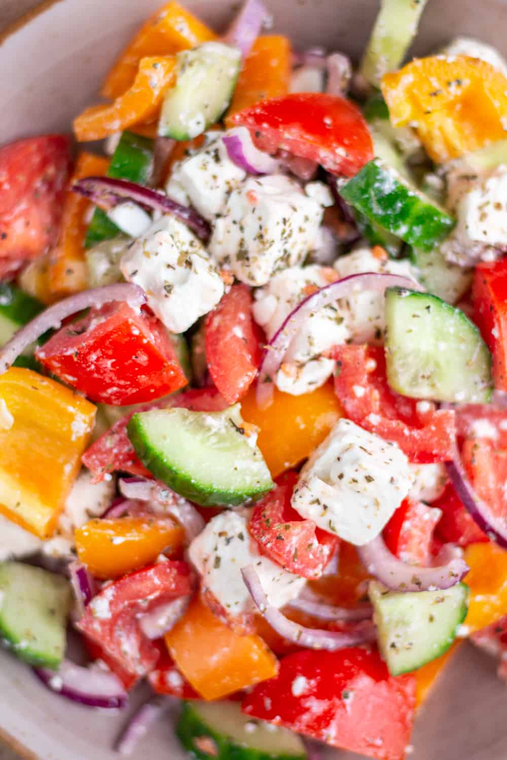 Dieser Salat ist so einfach und schnell gemacht. Denn beim griechischen Bauernsalat wird das Gemüse sowie der Feta nur in grobe Stücke geschnitten und mit einem einfachen Dressing serviert. Das perfekte Beilagen Rezept.