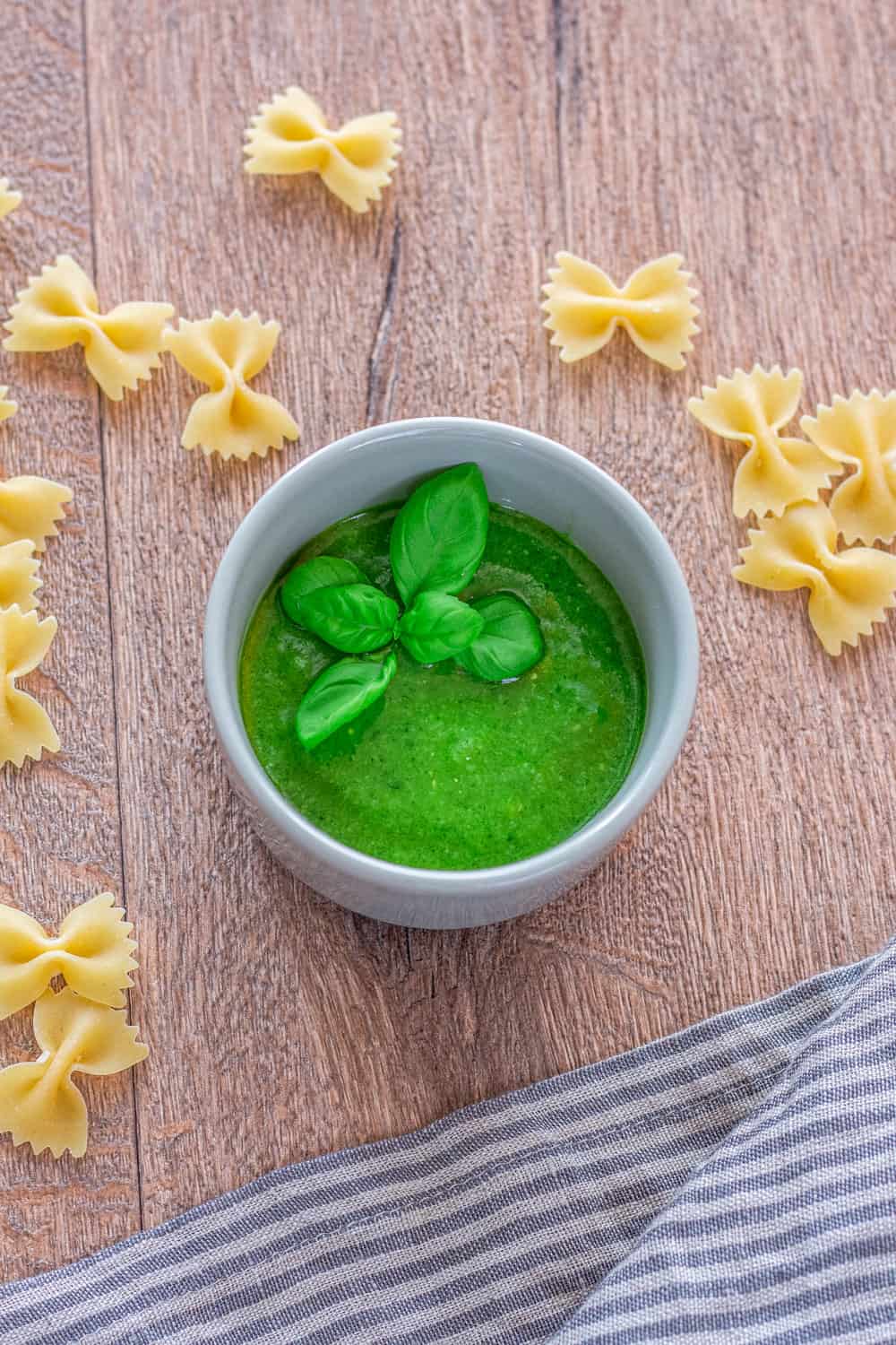 Basilikum Pesto Rezept selber machen. Einfaches Grünes Pesto oder auch Pesto alla Genovese.