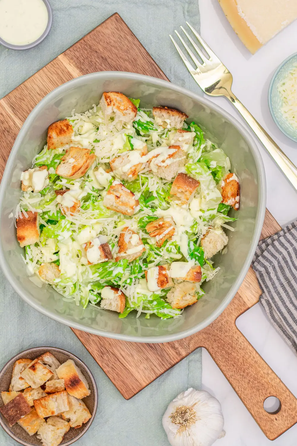 Mein Caesar Salad Rezept sowie das Dressing kannst du einfach selber machen. Das leckere Caesar Dressing ohne Ei und ohne Sardellen ist schnell gemacht.