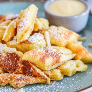 Dieses Kaiserschmarrn Rezept ist einfach und schnell in der Pfanne zubereitet. Super fluffig und lecker mit oder ohne Rosinen sowie Vanillesoße selber machen.