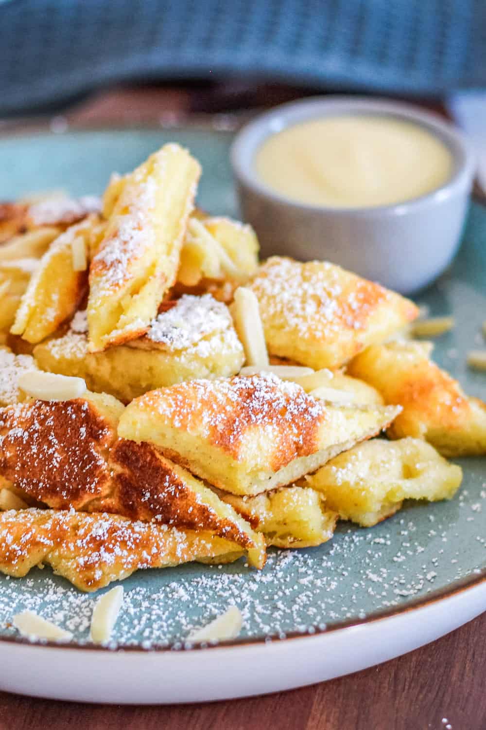 Dieses Kaiserschmarrn Rezept ist einfach und schnell in der Pfanne zubereitet. Super fluffig und lecker mit oder ohne Rosinen sowie Vanillesoße selber machen.