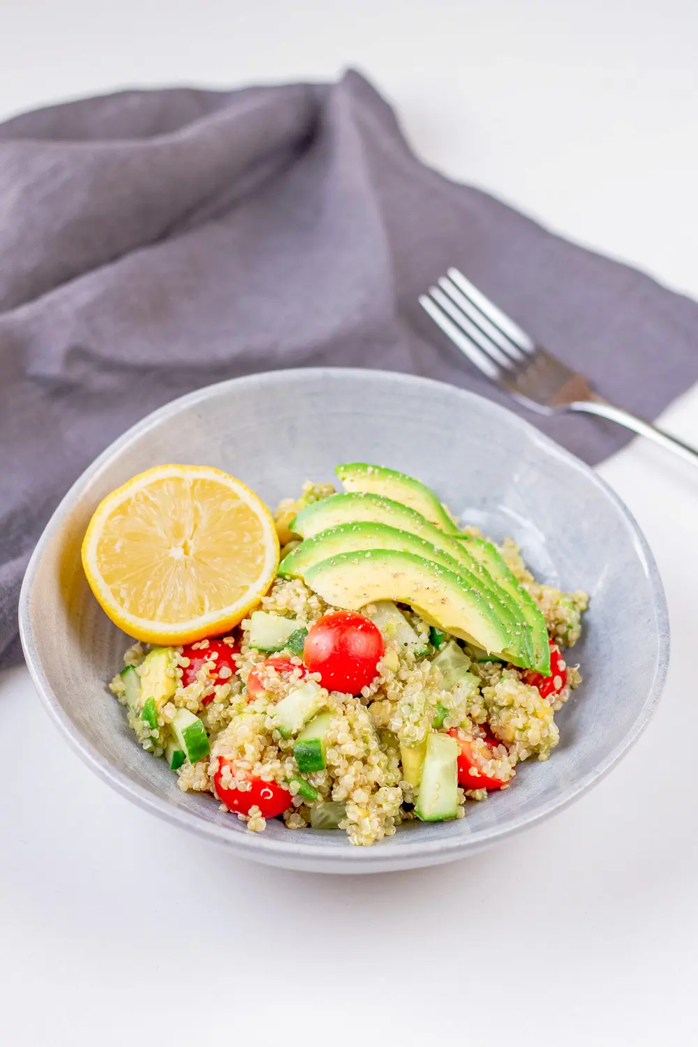 Dieser Quinoa Salat ist einfach und schnell gemacht. Durch die Avocado wird der Salat schön cremig und ist zudem vegan. Ein gesundes und leckeres Rezept.