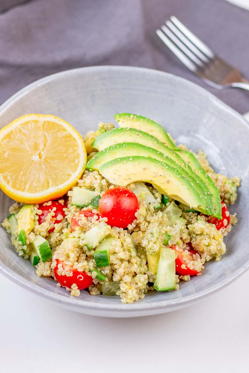 Dieser Quinoa Salat ist einfach und schnell gemacht. Durch die Avocado wird der Salat schön cremig und ist zudem vegan. Ein gesundes und leckeres Rezept.