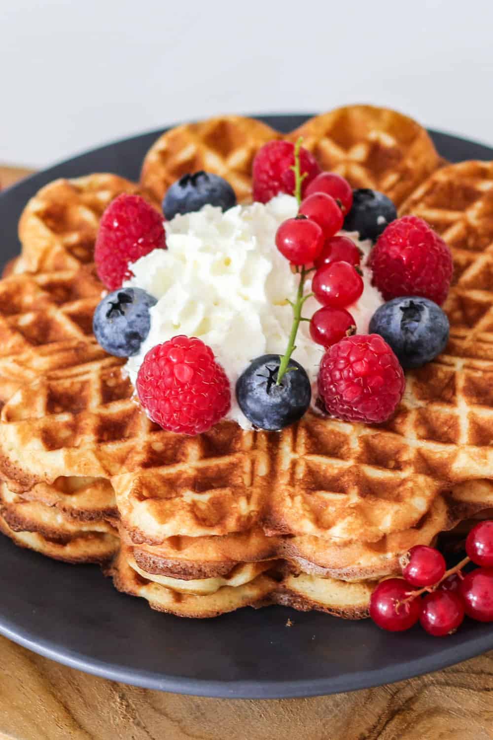 Mit diesem einfachen Waffel Rezept kannst du fluffige Waffeln wie von Oma selber machen. Das Waffelteig Grundrezept aus wenigen Zutaten ist schnell zubereitet.