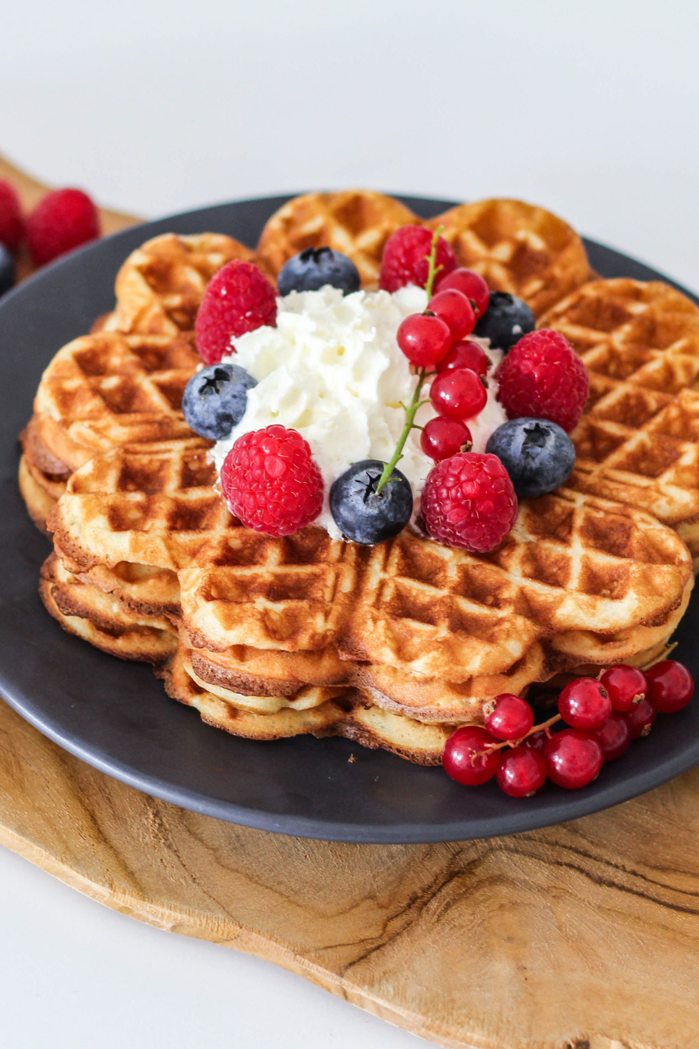 Mit diesem einfachen Waffel Rezept kannst du fluffige Waffeln wie von Oma selber machen. Das Waffelteig Grundrezept aus wenigen Zutaten ist schnell zubereitet.