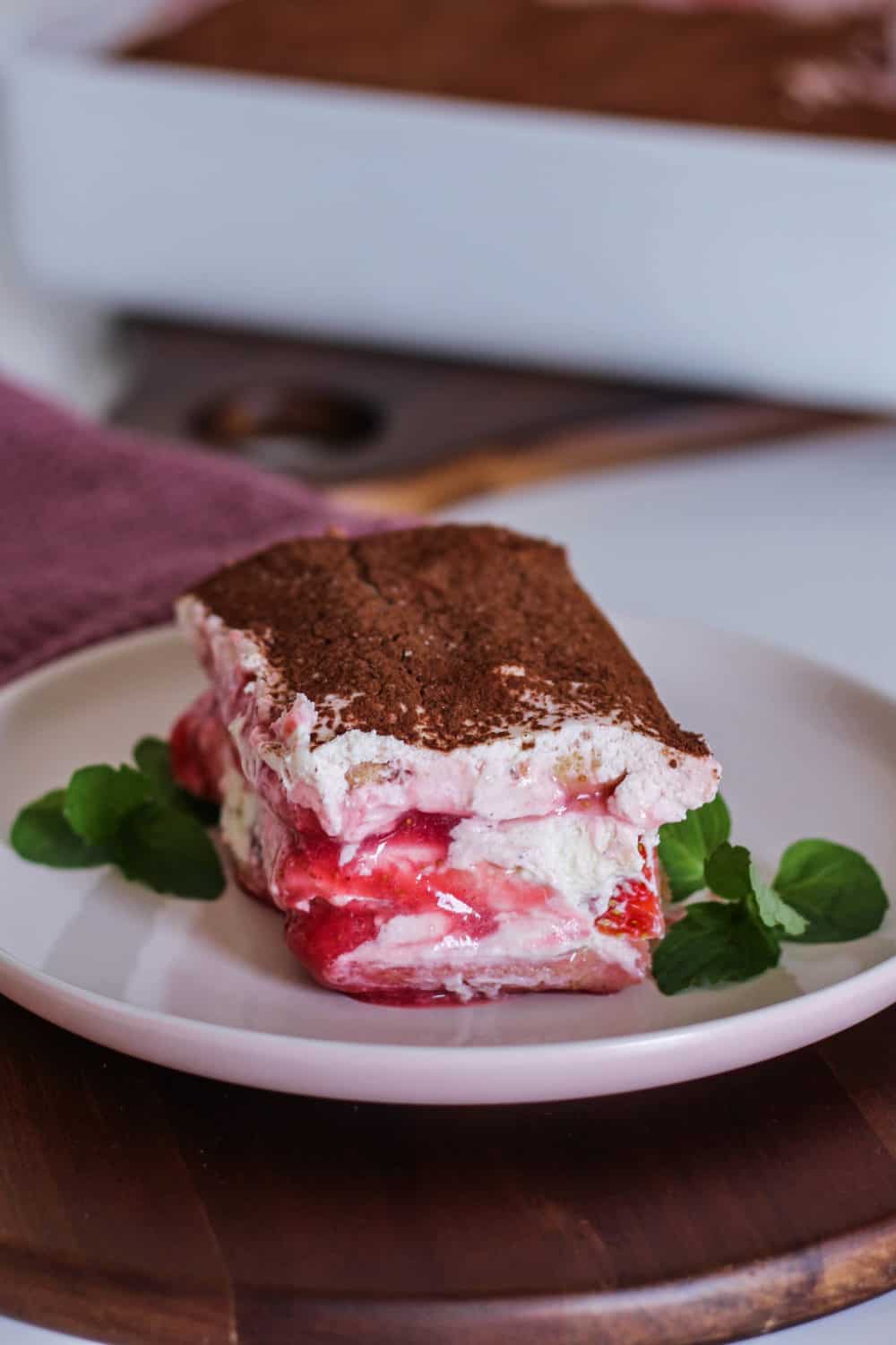 Dieses Erdbeer Tiramisu Rezept mit Mascarpone und Sahne ist einfach zubereitet. Das schnelle Dessert für die ganze Familie kommt ohne Eier und Alkohol aus.