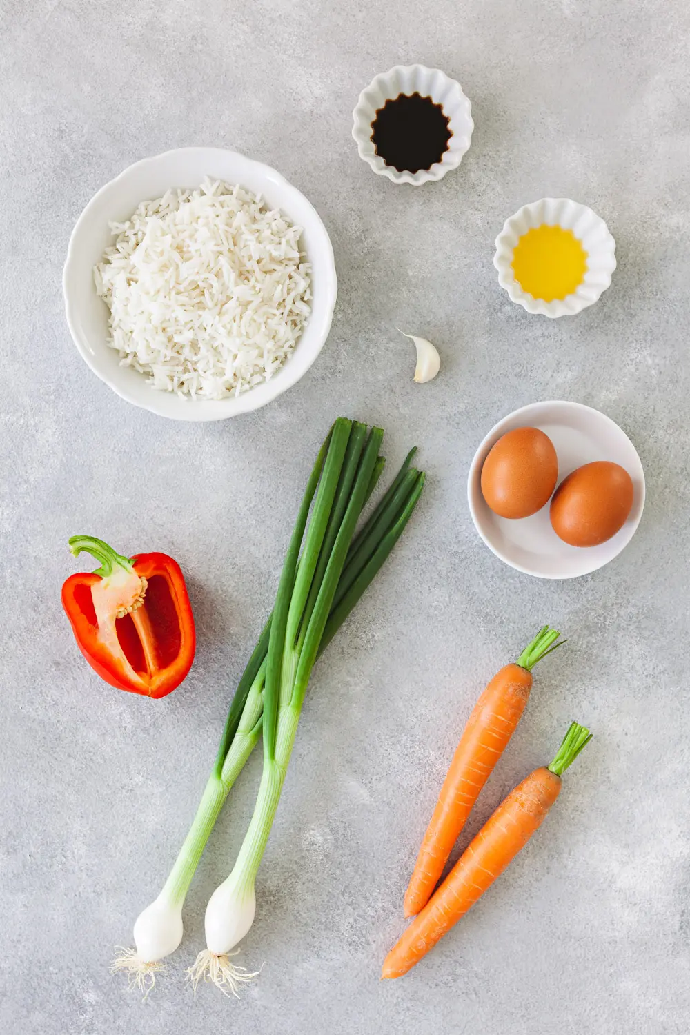 Rezept für asiatisch gebratener Reis mit Gemüse und Ei, dass vegetarisch ist.