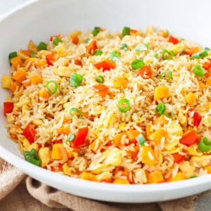 Rezept für asiatisch gebratener Reis mit Gemüse und Ei, dass vegetarisch ist.