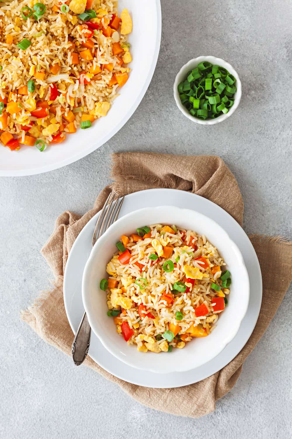 gebratener-reis-mit-gemüse-und-ei-asiatisch-vegetarisch-6 Rezept für asiatisch gebratener Reis mit Gemüse und Ei, dass vegetarisch ist.