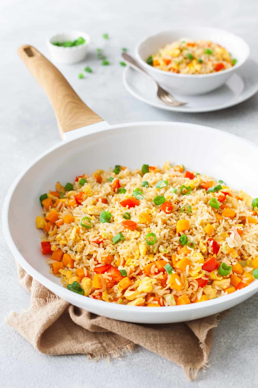 gebratener-reis-mit-gemüse-und-ei-asiatisch-vegetarisch-8 Rezept für asiatisch gebratener Reis mit Gemüse und Ei, dass vegetarisch ist.