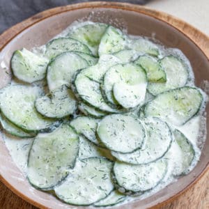 Mein Rezept für Gurkensalat mit Sahne und Dill ist so lecker wie von Oma und einfach zubereitet. Das Dressing ohne Essig wird alternativ mit Zitrone gemacht.