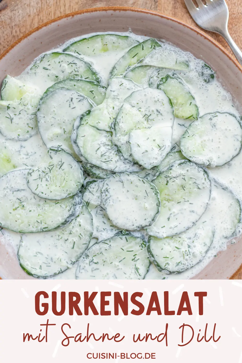 Mein Rezept für Gurkensalat mit Sahne und Dill ist so lecker wie von Oma und einfach zubereitet. Das Dressing ohne Essig wird alternativ mit Zitrone gemacht.