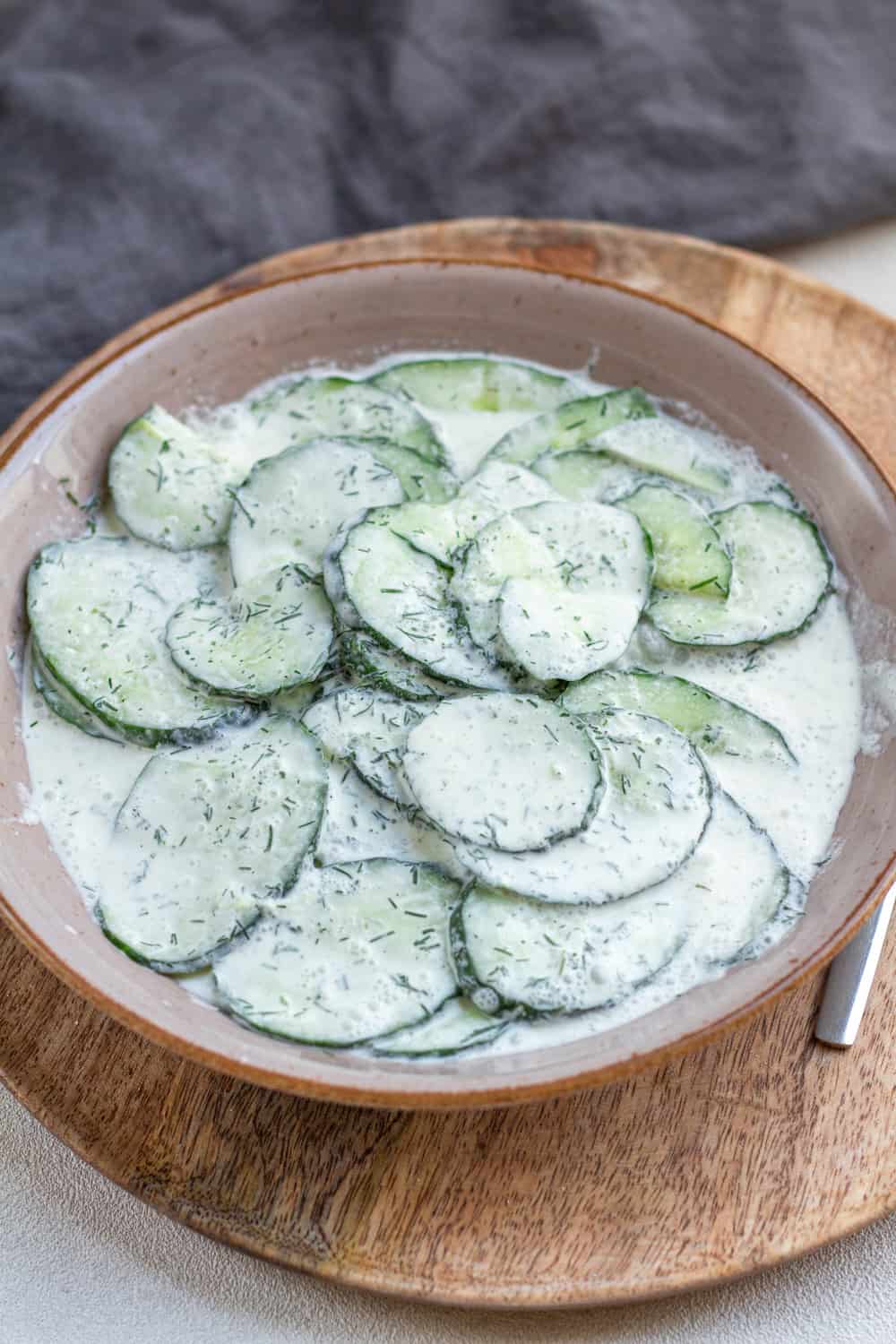 gurkensalat-mit-sahne-und-dill-5 Mein Rezept für Gurkensalat mit Sahne und Dill ist so lecker wie von Oma und einfach zubereitet. Das Dressing ohne Essig wird alternativ mit Zitrone gemacht.