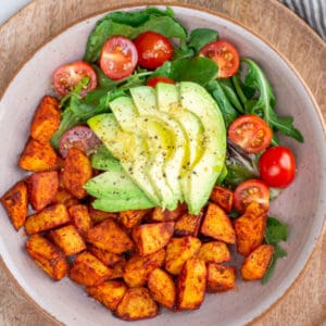 Einfaches Bowl Rezept mit knusprigen Kartoffeln aus dem Ofen und Avocado-Tomaten-Salat. Dazu passt mein schnelles selbstgemachtes Salatdressing mit Knoblauch.