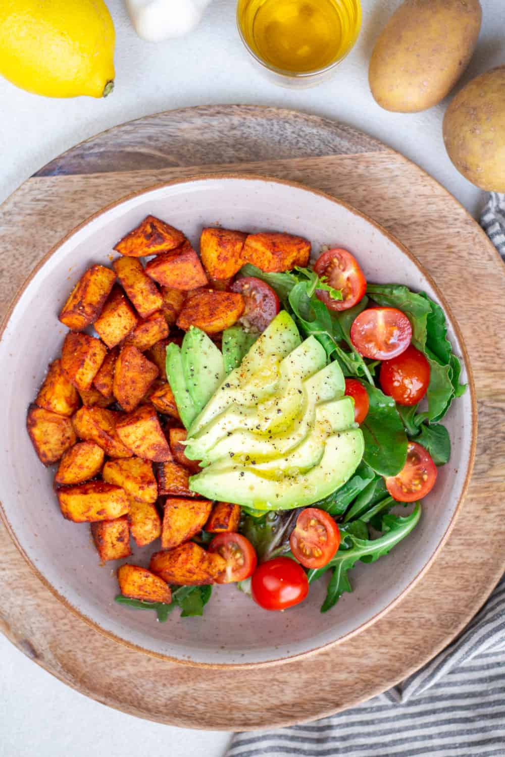 knusprige-ofenkartoffeln-mit-salat-bowl-rezept-einfach-3 Einfaches Bowl Rezept mit knusprigen Kartoffeln aus dem Ofen und Avocado-Tomaten-Salat. Dazu passt mein schnelles selbstgemachtes Salatdressing mit Knoblauch.
