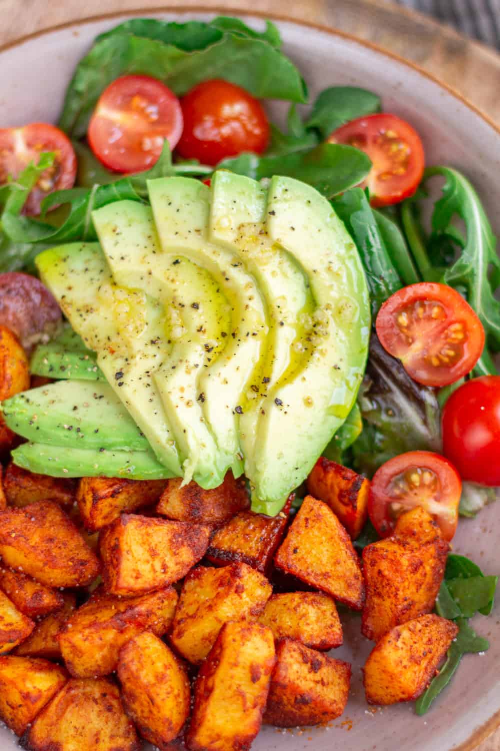 knusprige-ofenkartoffeln-mit-salat-bowl-rezept-einfach-5 Einfaches Bowl Rezept mit knusprigen Kartoffeln aus dem Ofen und Avocado-Tomaten-Salat. Dazu passt mein schnelles selbstgemachtes Salatdressing mit Knoblauch.