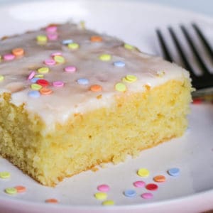 Dieser Zitronenkuchen vom Blech ist sehr einfach zubereitet und wird garantiert super saftig. Das perfekte Rezept um einen schnellen Blechkuchen zu backen.