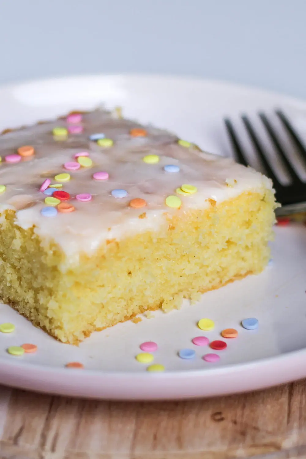 Dieser Zitronenkuchen vom Blech ist sehr einfach zubereitet und wird garantiert super saftig. Das perfekte Rezept um einen schnellen Blechkuchen zu backen.