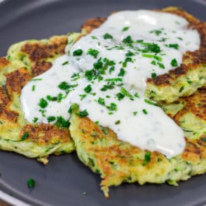 Meine Zucchinipuffer sind ganz einfach gemacht. Das gesunden Bratlinge Rezept serviere ich am liebsten mit einem frischen Joghurt Dip