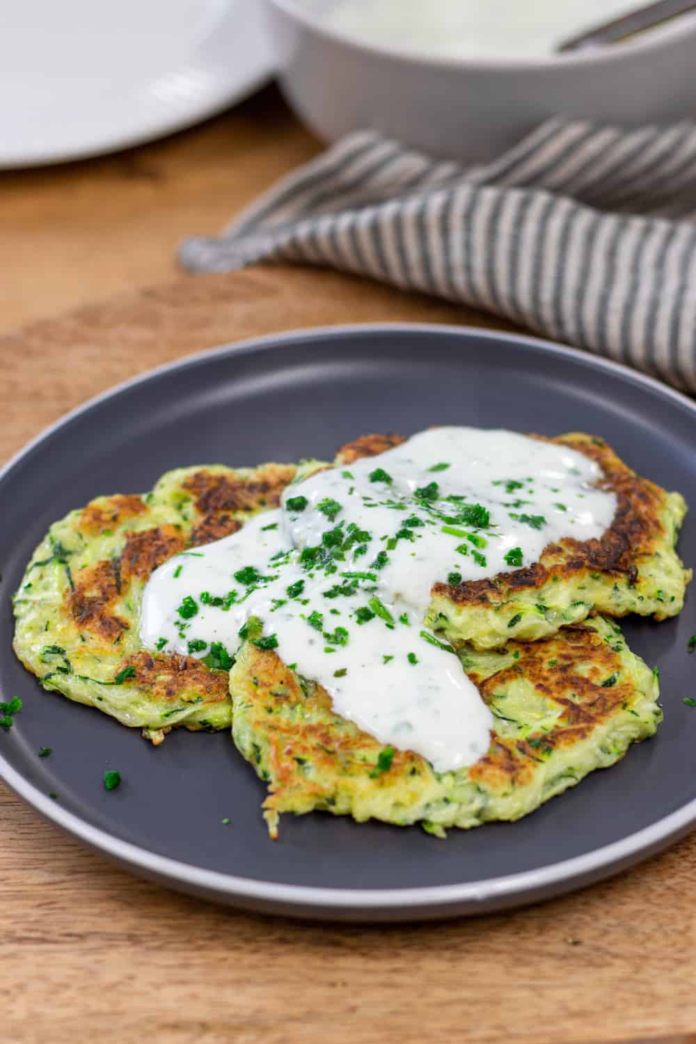 zucchinipuffer-einfache-bratlinge-rezept-mit-joghurt-dip-4 Meine Zucchinipuffer sind ganz einfach gemacht. Das gesunden Bratlinge Rezept serviere ich am liebsten mit einem frischen Joghurt Dip