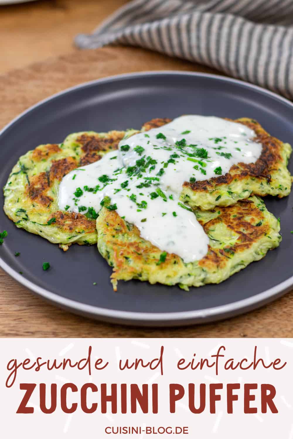 zucchinipuffer-einfache-bratlinge-rezept-mit-joghurt-dip Meine Zucchinipuffer sind ganz einfach gemacht. Das gesunden Bratlinge Rezept serviere ich am liebsten mit einem frischen Joghurt Dip