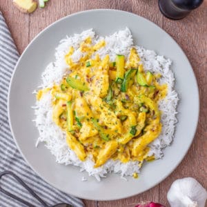 Einfaches Hähnchen Curry mit Reis, Gemüse und Kokosmilch