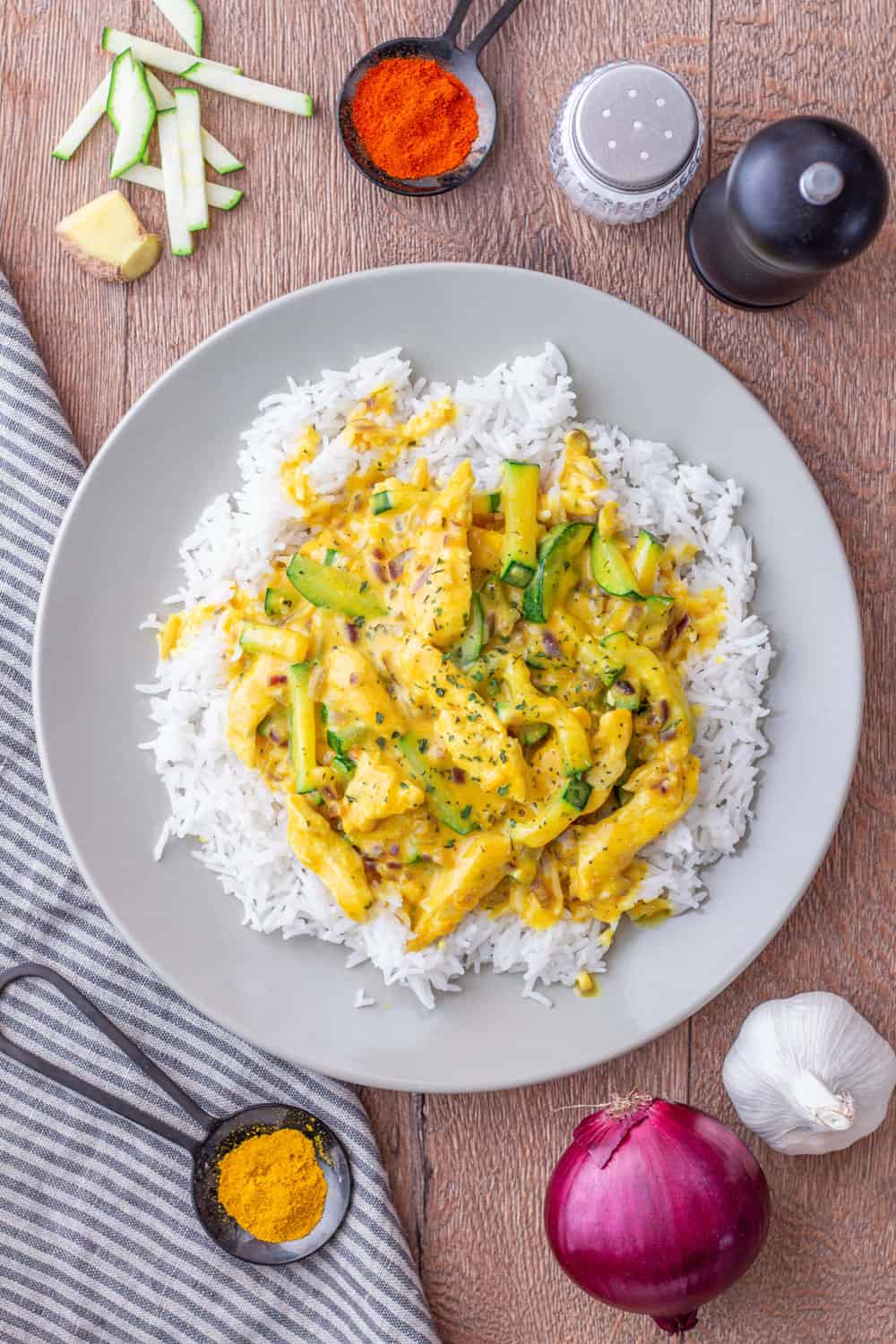 Einfaches Hähnchen Curry mit Reis, Gemüse und Kokosmilch