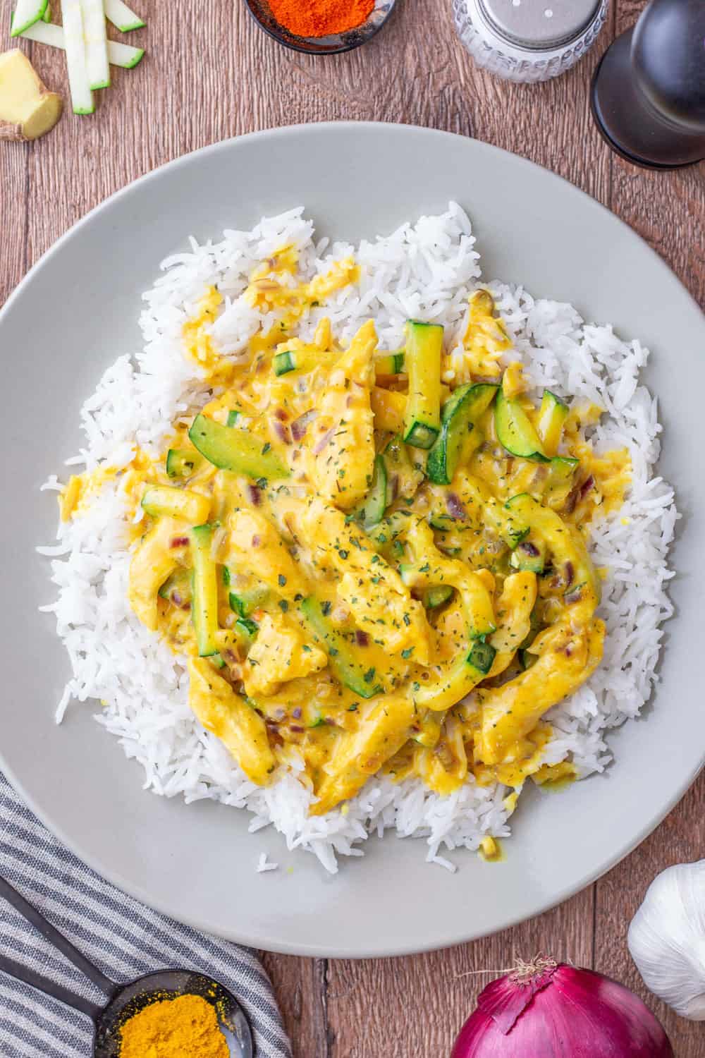 Einfaches Hähnchen Curry mit Reis, Gemüse und Kokosmilch