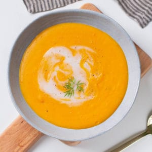 Kürbissuppe mit Möhren, Kokosmilch und Ingwer - ganz einfach
