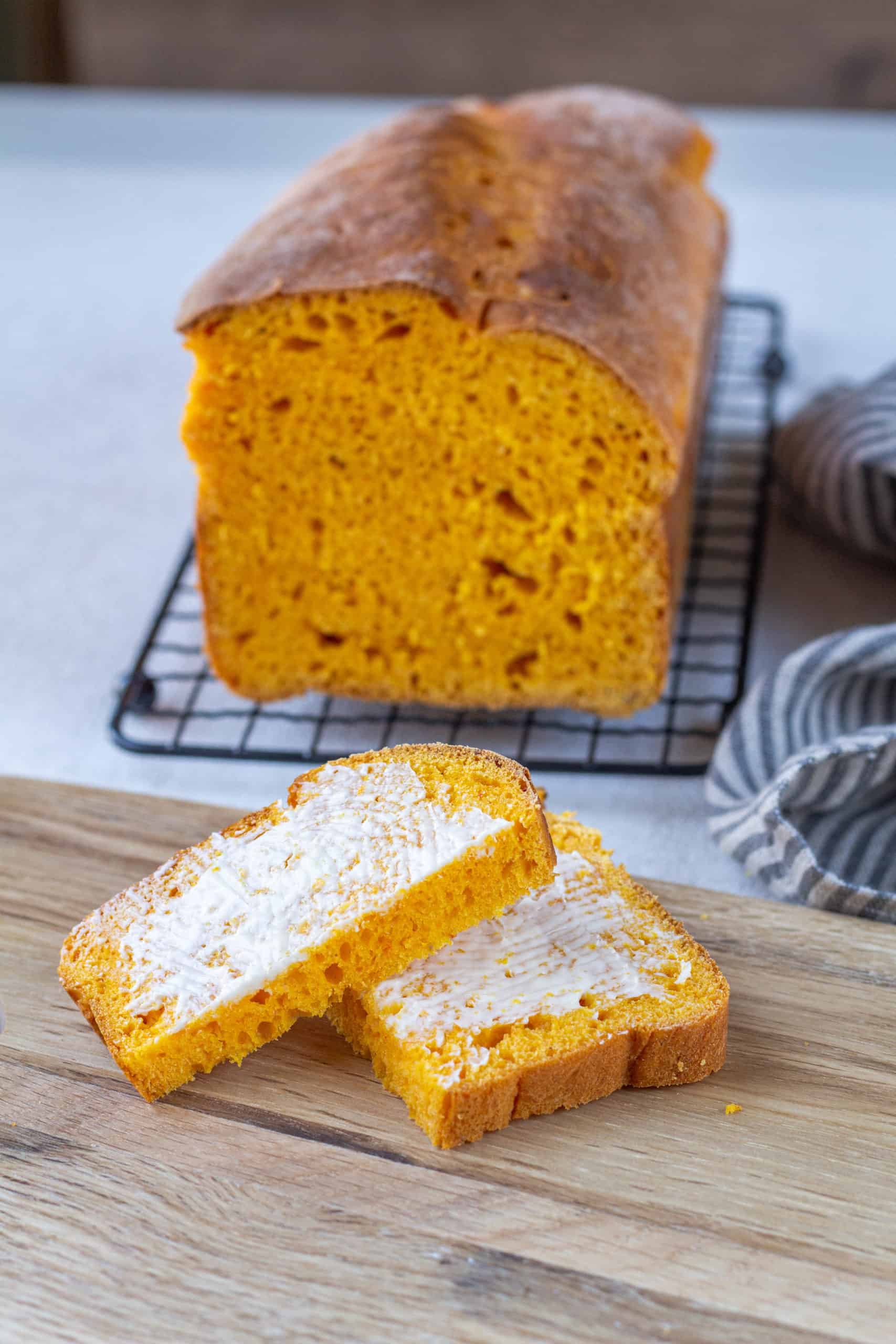 Kürbisbrot Rezept wie vom Bäcker - süß und einfach mit Hefe