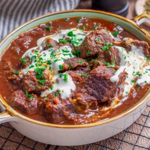 Rindergulasch Rezept mit Rotwein - ganz zart wie von Oma