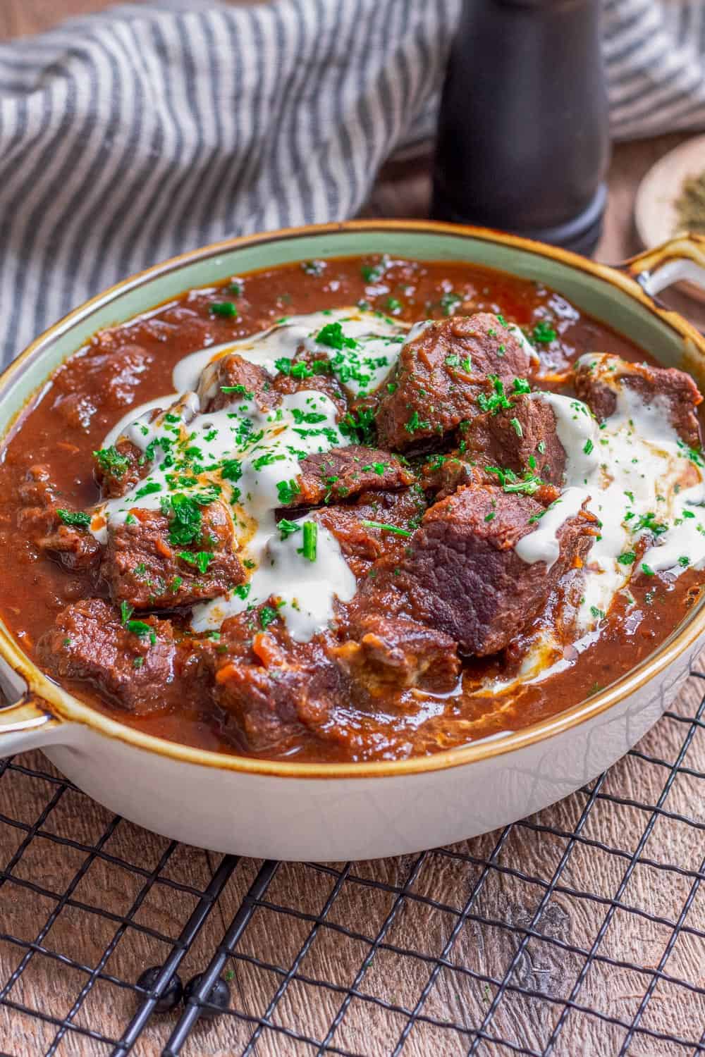 Rindergulasch Rezept mit Rotwein - ganz zart wie von Oma