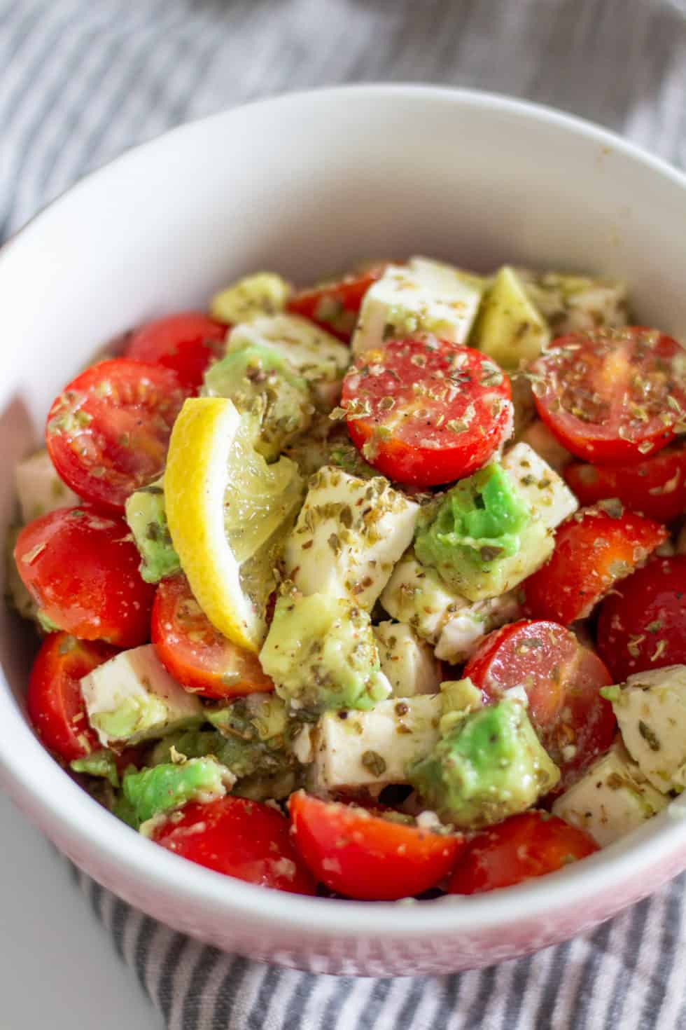 Avocado Salat mit Feta &amp; Tomaten - Rezept einfach &amp; schnell