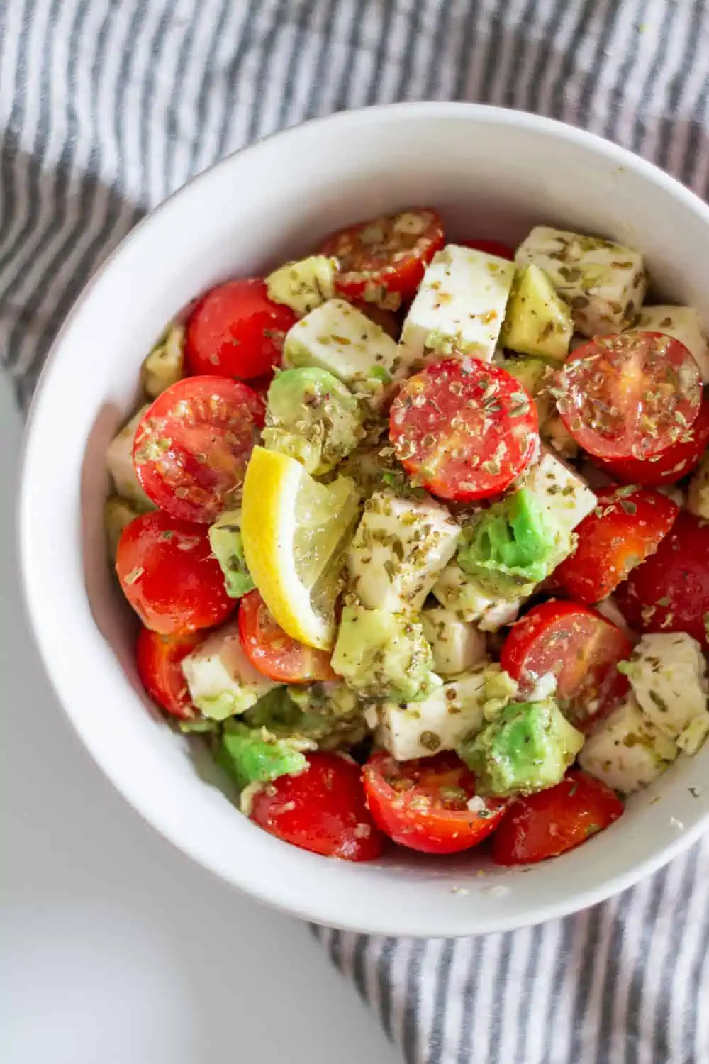avocado-salat-mit-feta-und-tomaten-2 Avocado-Tomaten-Salat mit Feta in einer Schüssel serviert