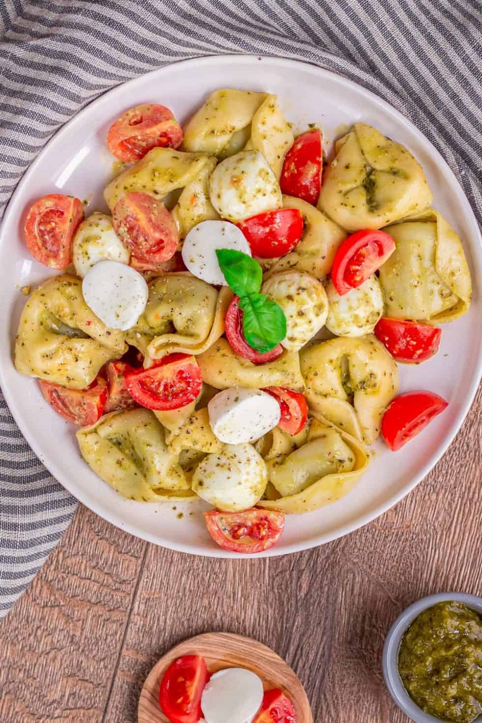 Tortellini Salat mit Pesto (schnelles Rezept)